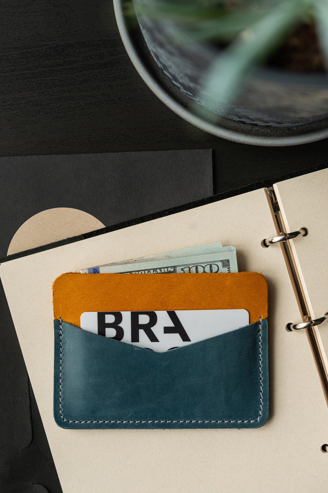 Картхолдер из натуральной кожи / Кожаная визитница на 3 отделения / Кредитница для карт