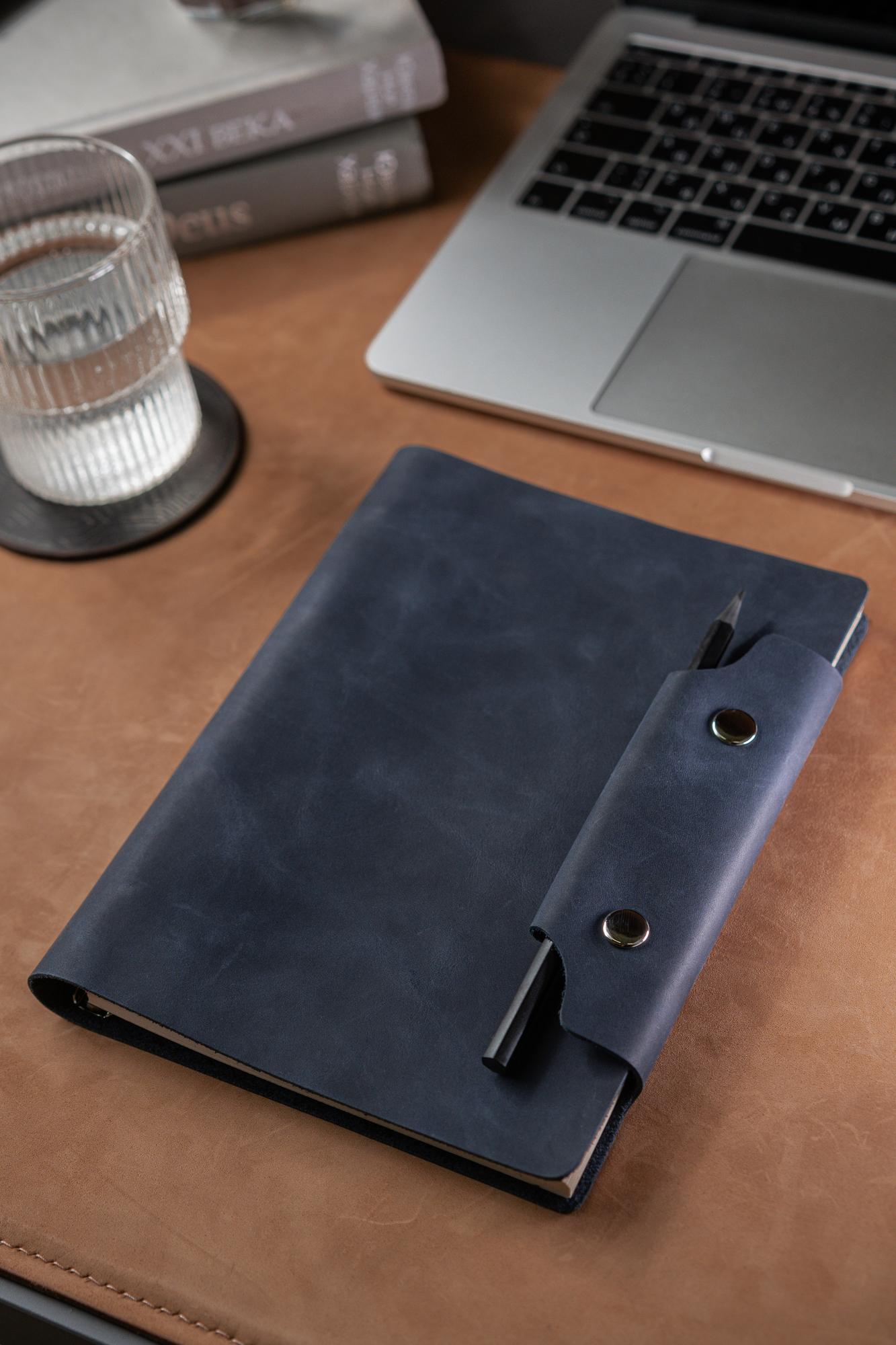 Ежедневник А5 с обложкой из натуральной кожи на кнопках