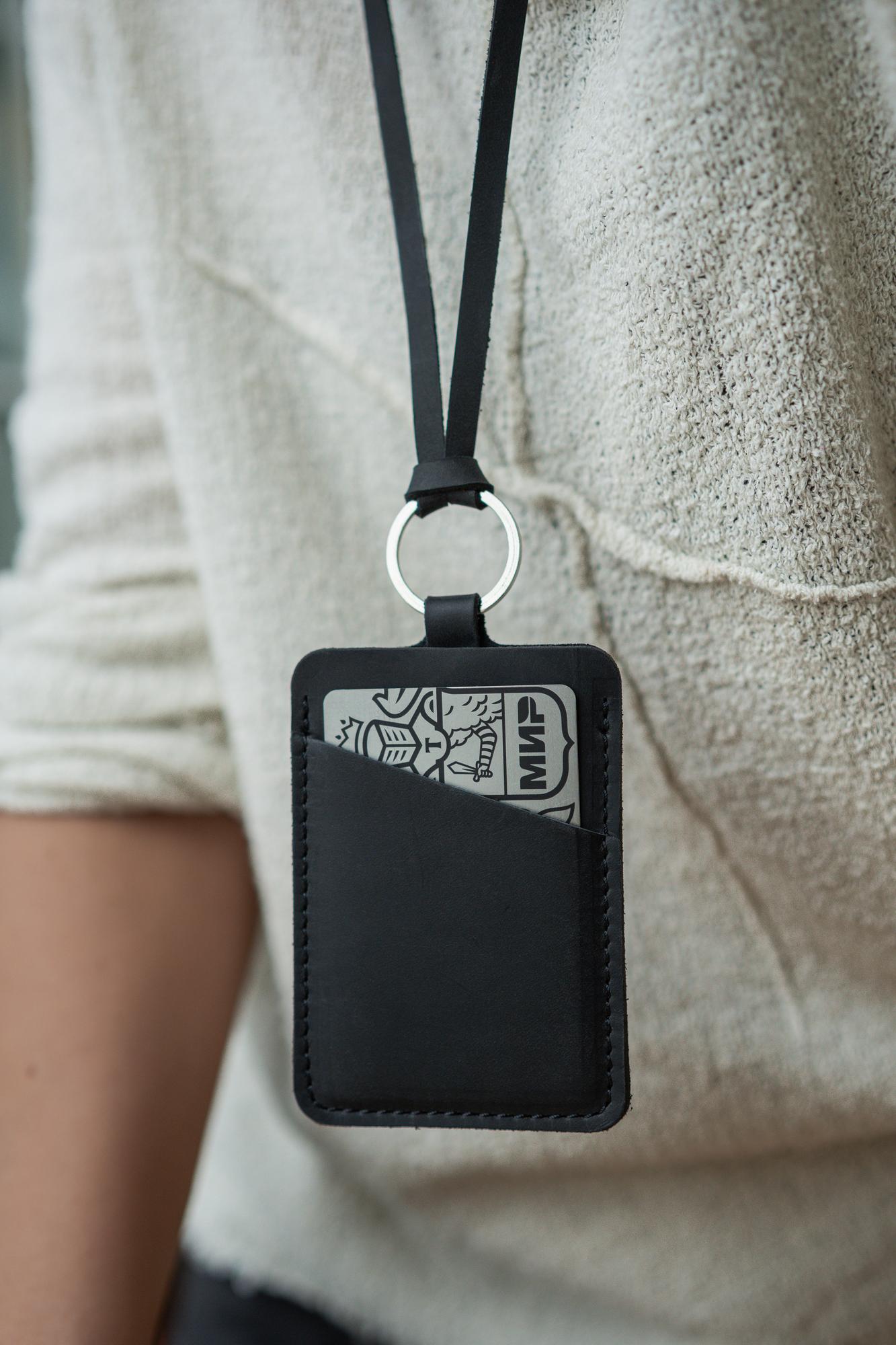 Кожаный картхолдер для пропуска на ремешке на 2 отделения