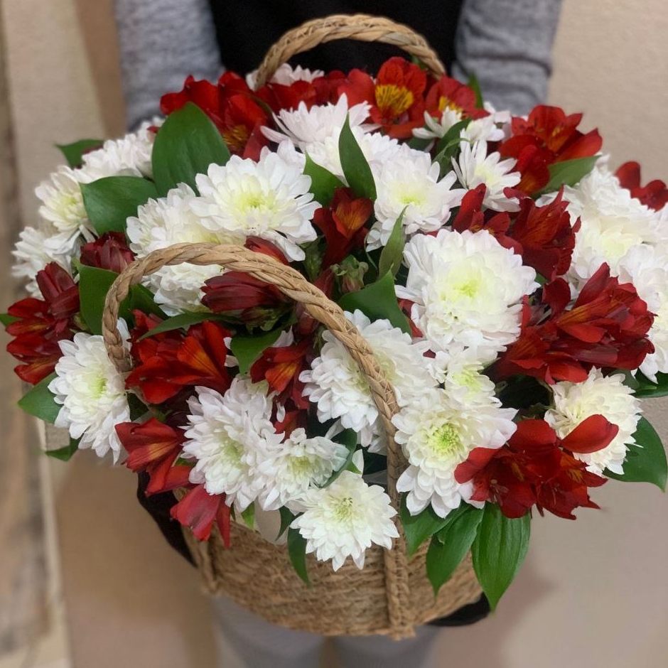 Корзина с альстромерией и хризантемой