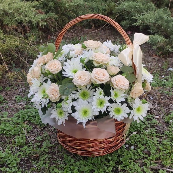 Корзина с кустовыми розами и хризантемами