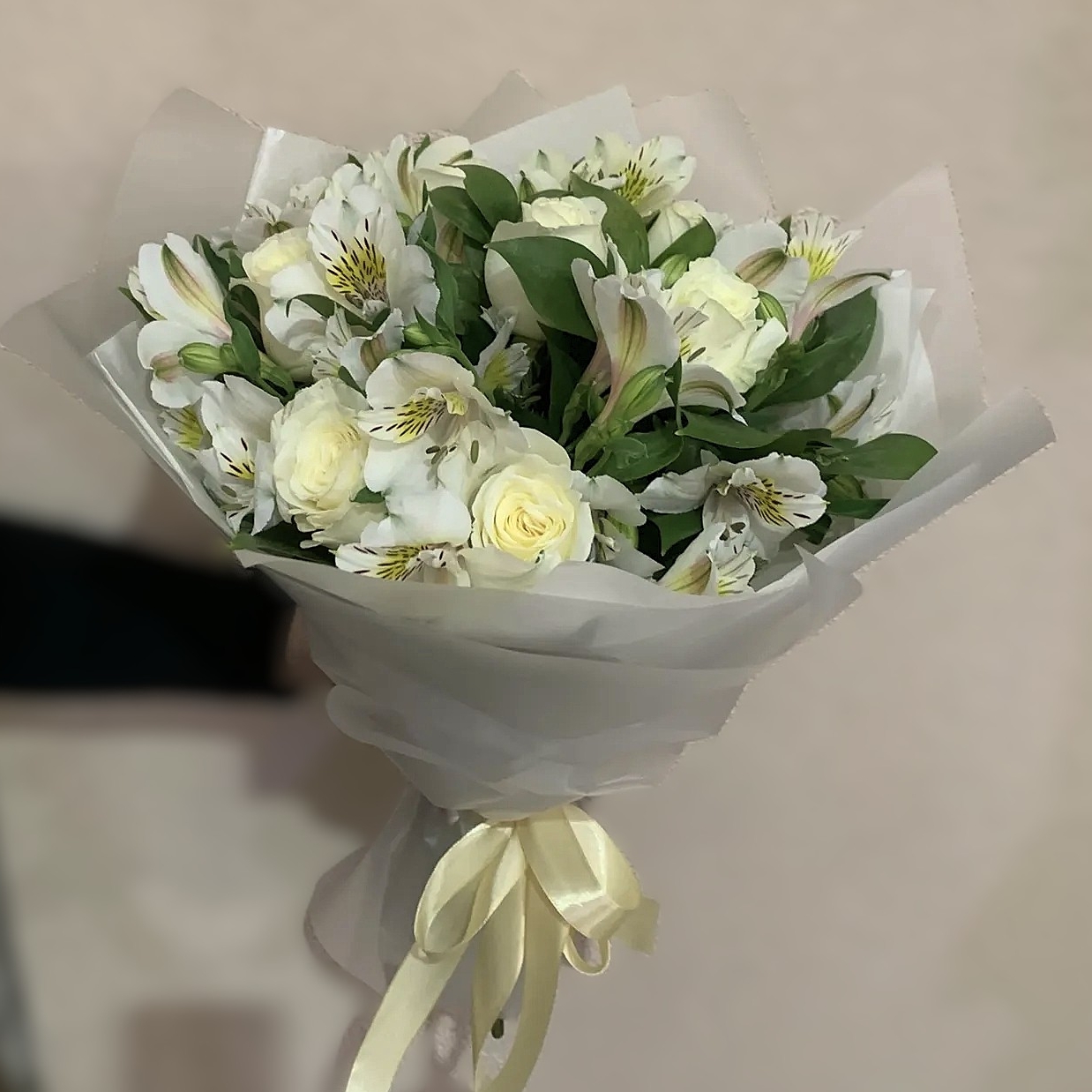 Букет с белыми розами и альстромериями