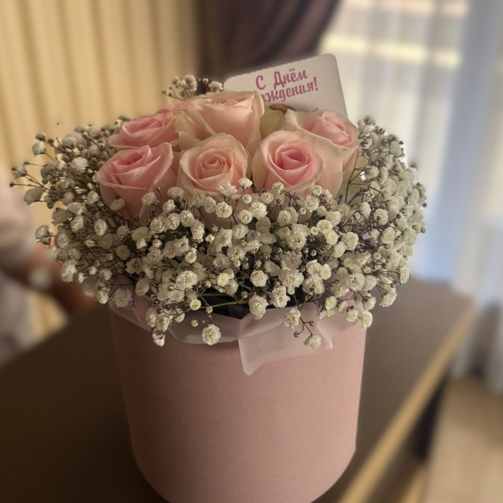 Коробочка с гипсофилой и розами