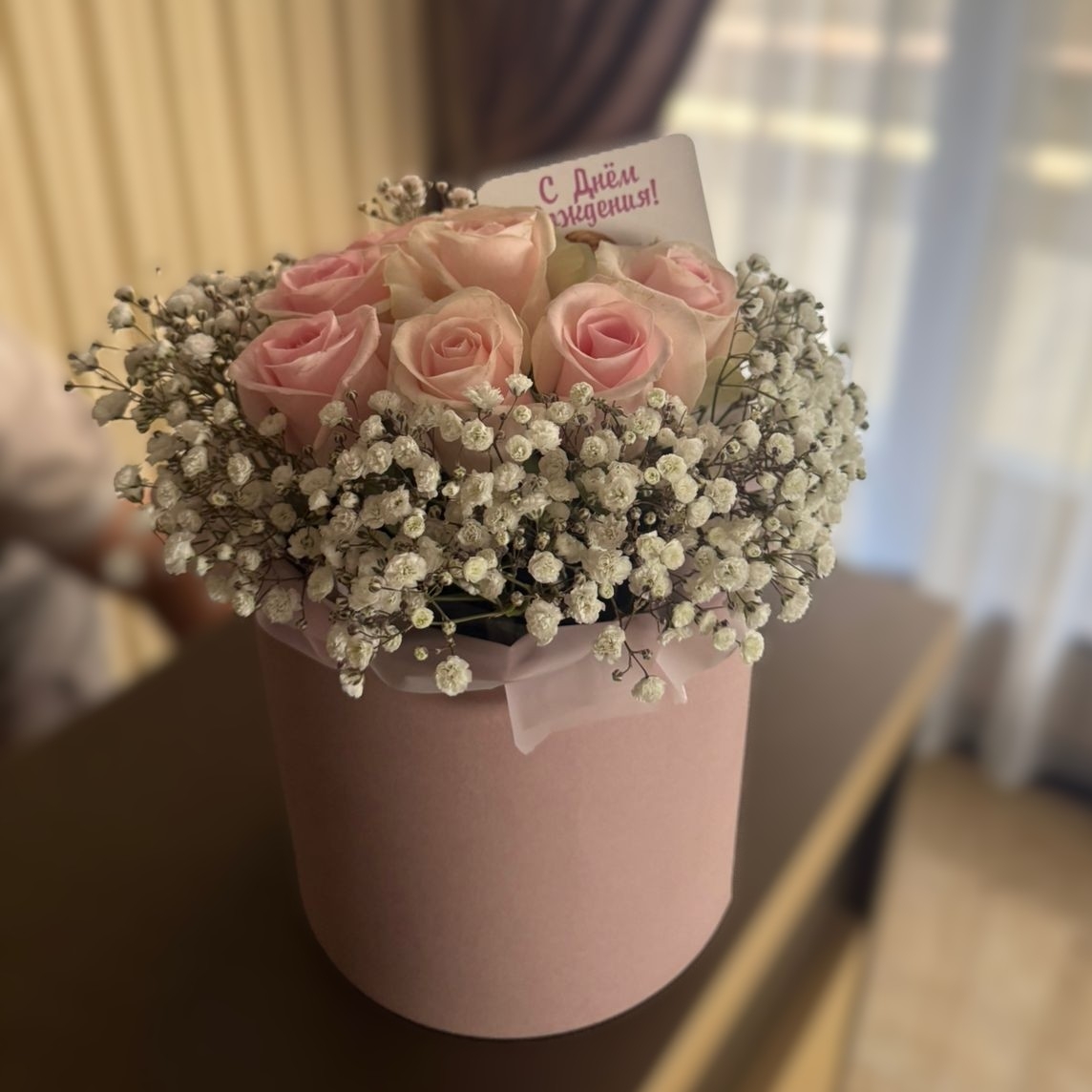 Коробочка с гипсофилой и розами