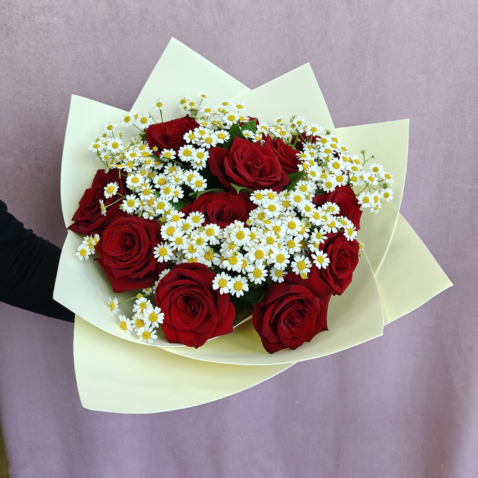 Букет из красных роз и ромашек
