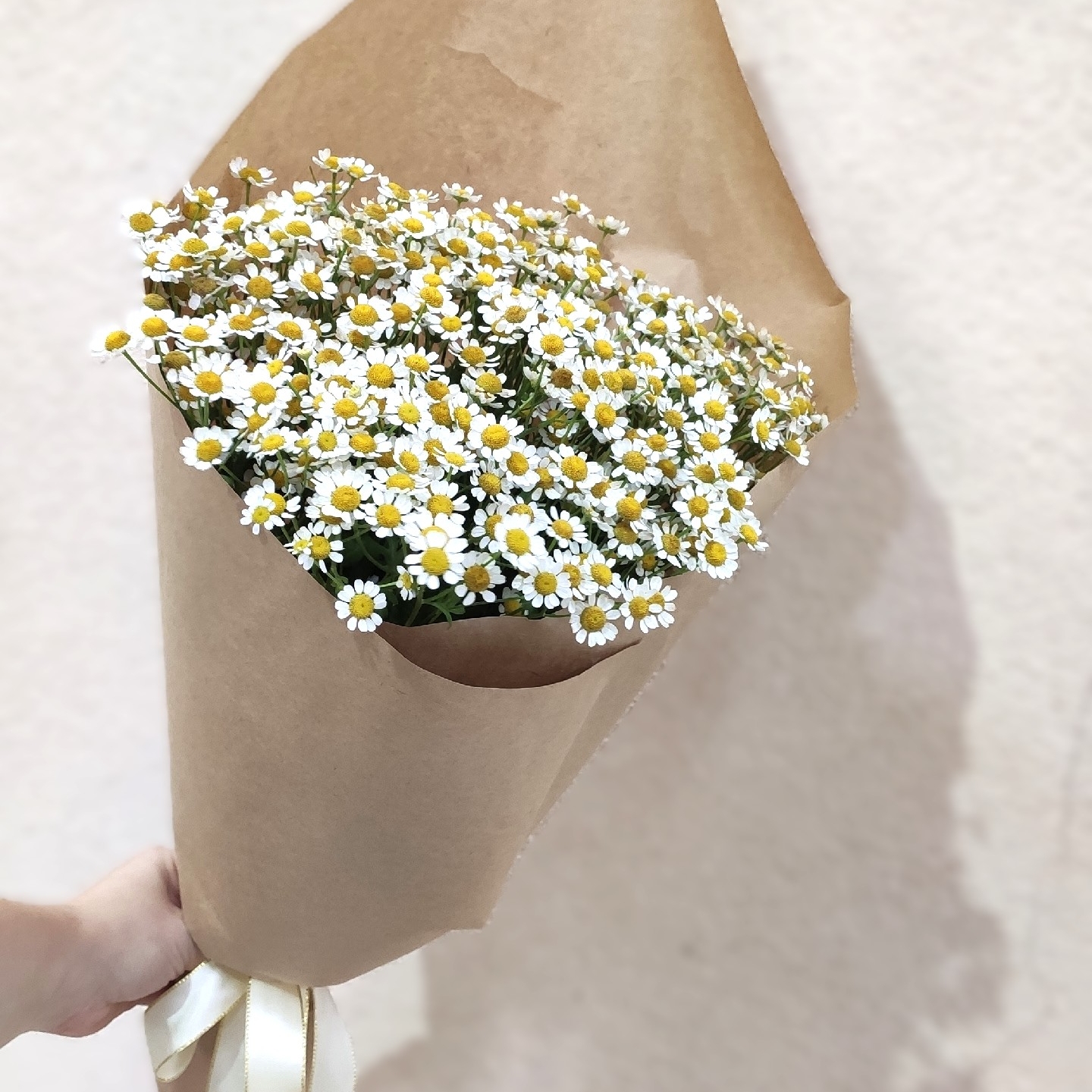 Букет из мелких ромашек в крафте