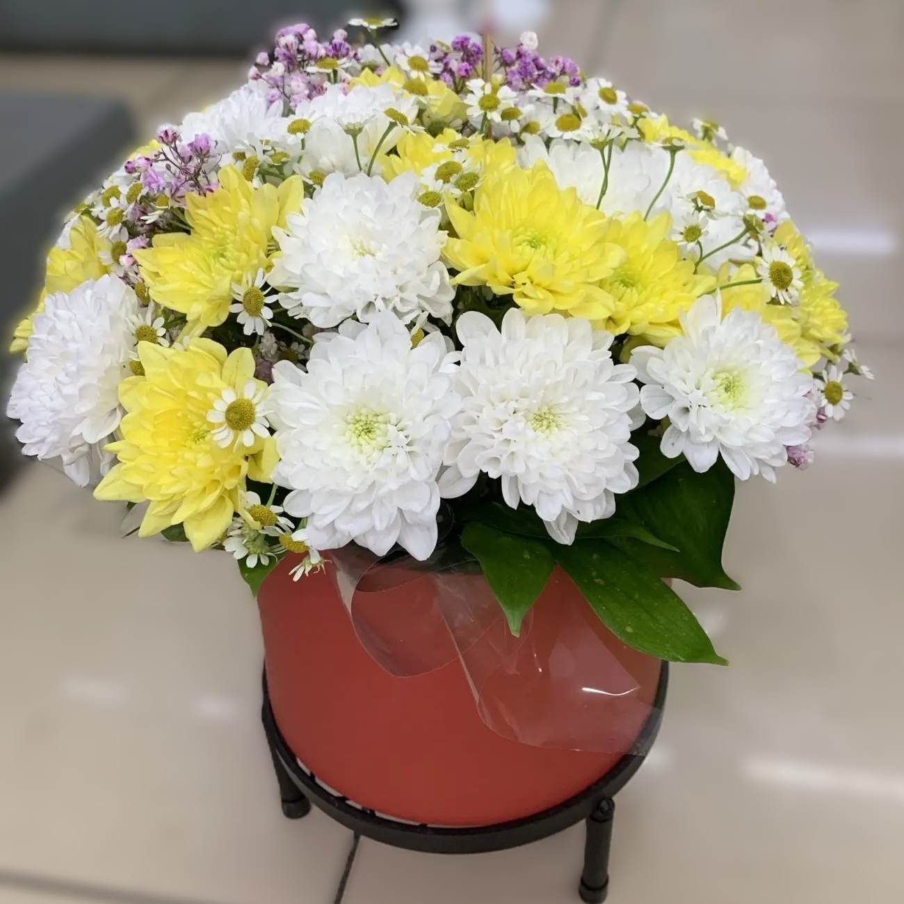 Композиция из разных хризантем