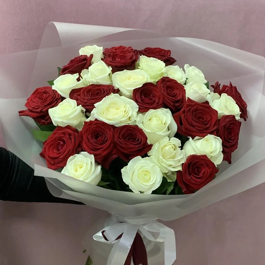 Букет из  31 красной и белой розы