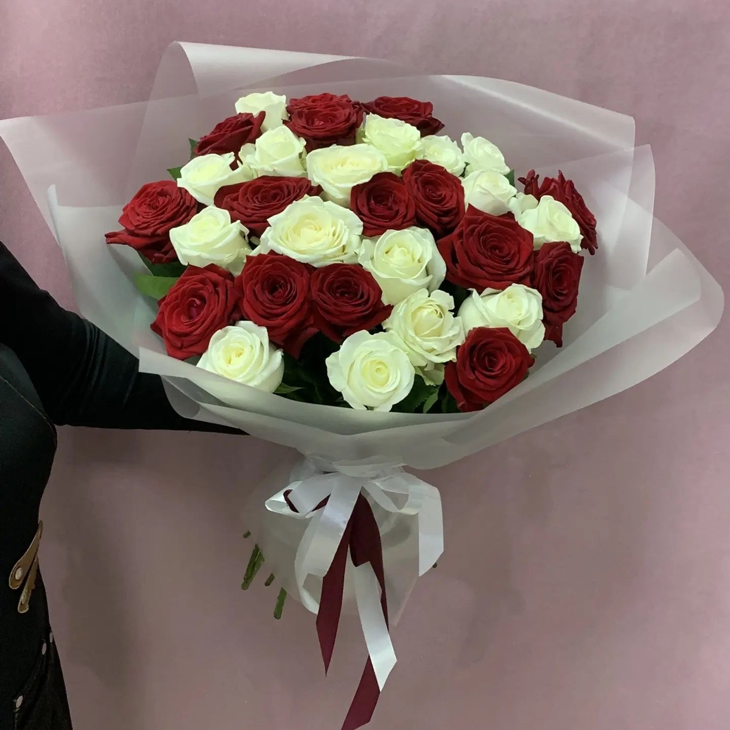 Букет из  31 красной и белой розы