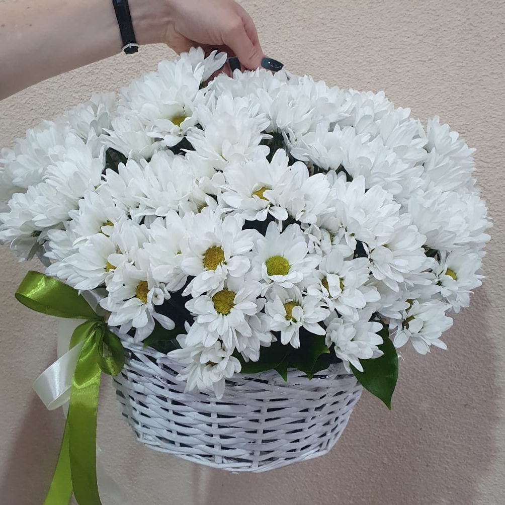 Корзина из 21 хризантемы