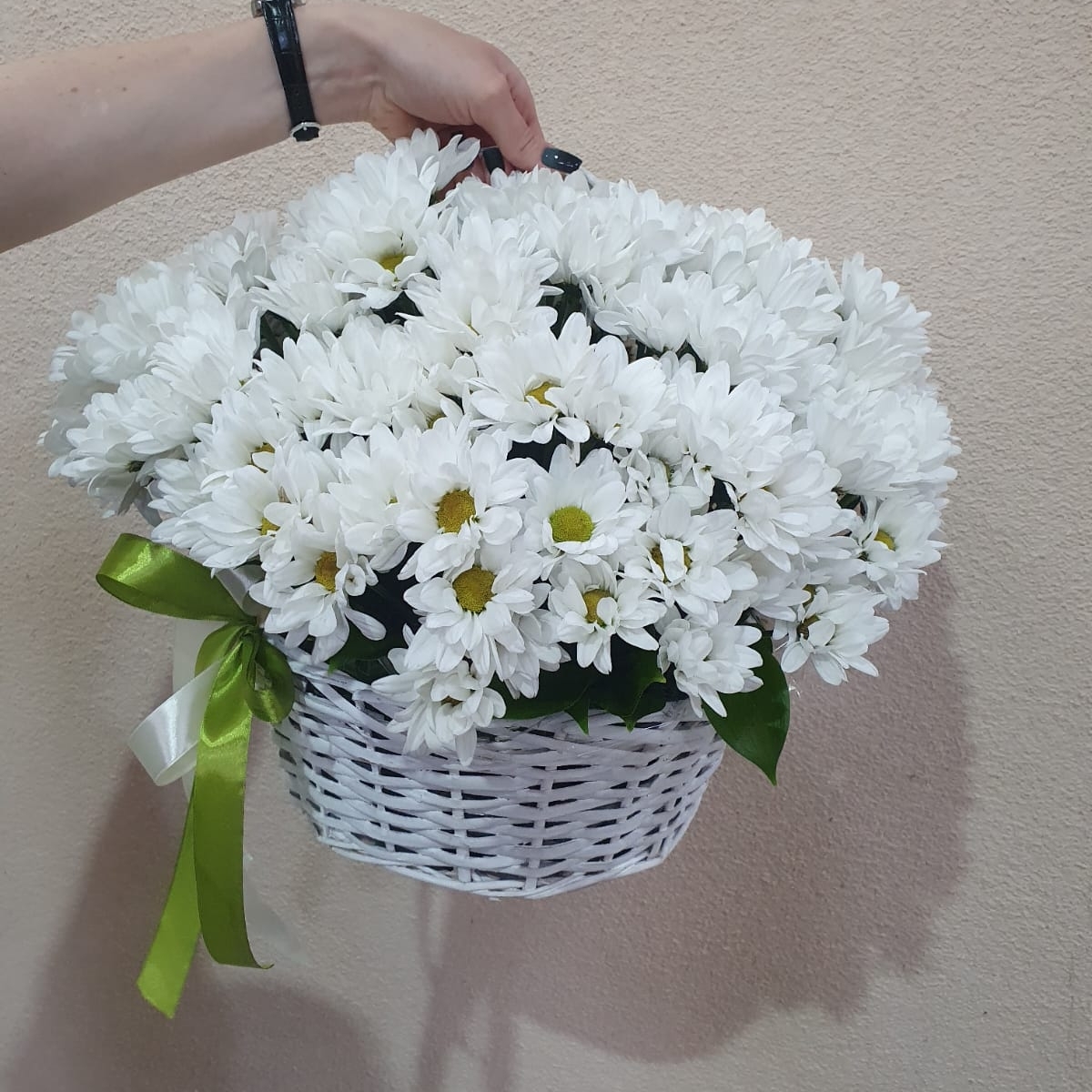 Корзина из 21 хризантемы