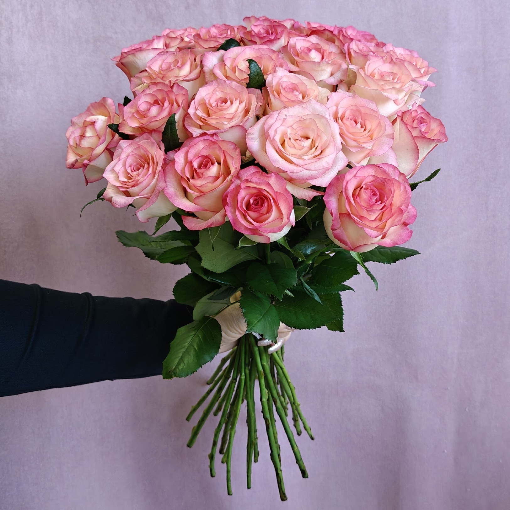 25 розовых роз