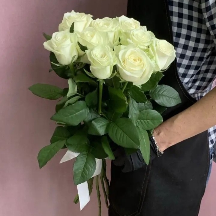 Букет из 9 белых роз на ленте