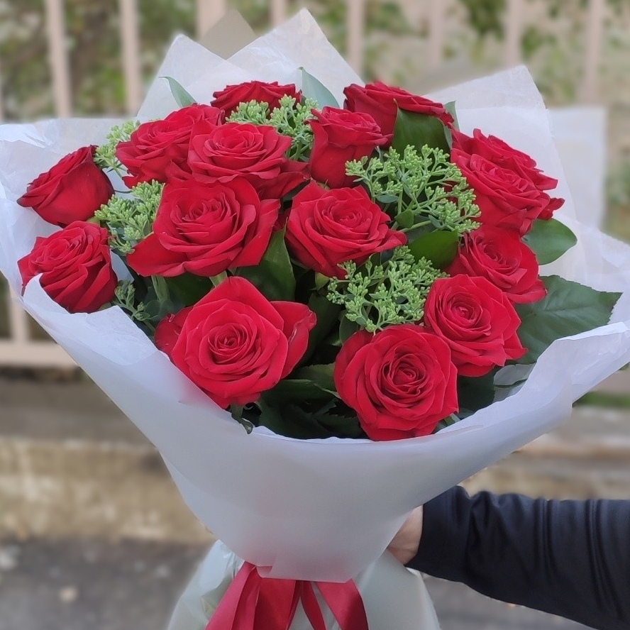 Букет из 15 красных роз с зеленью
