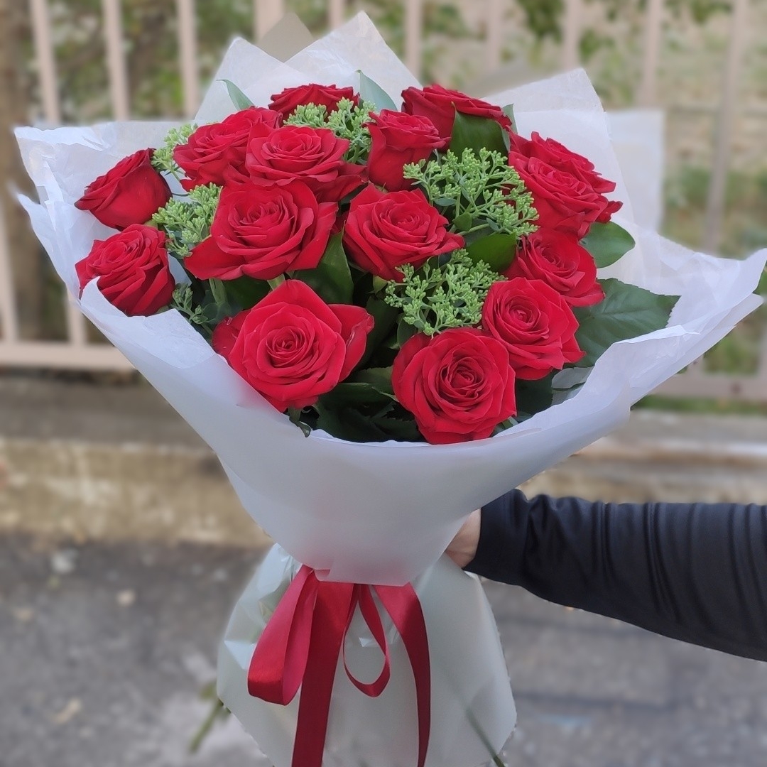 Букет из 15 красных роз с зеленью