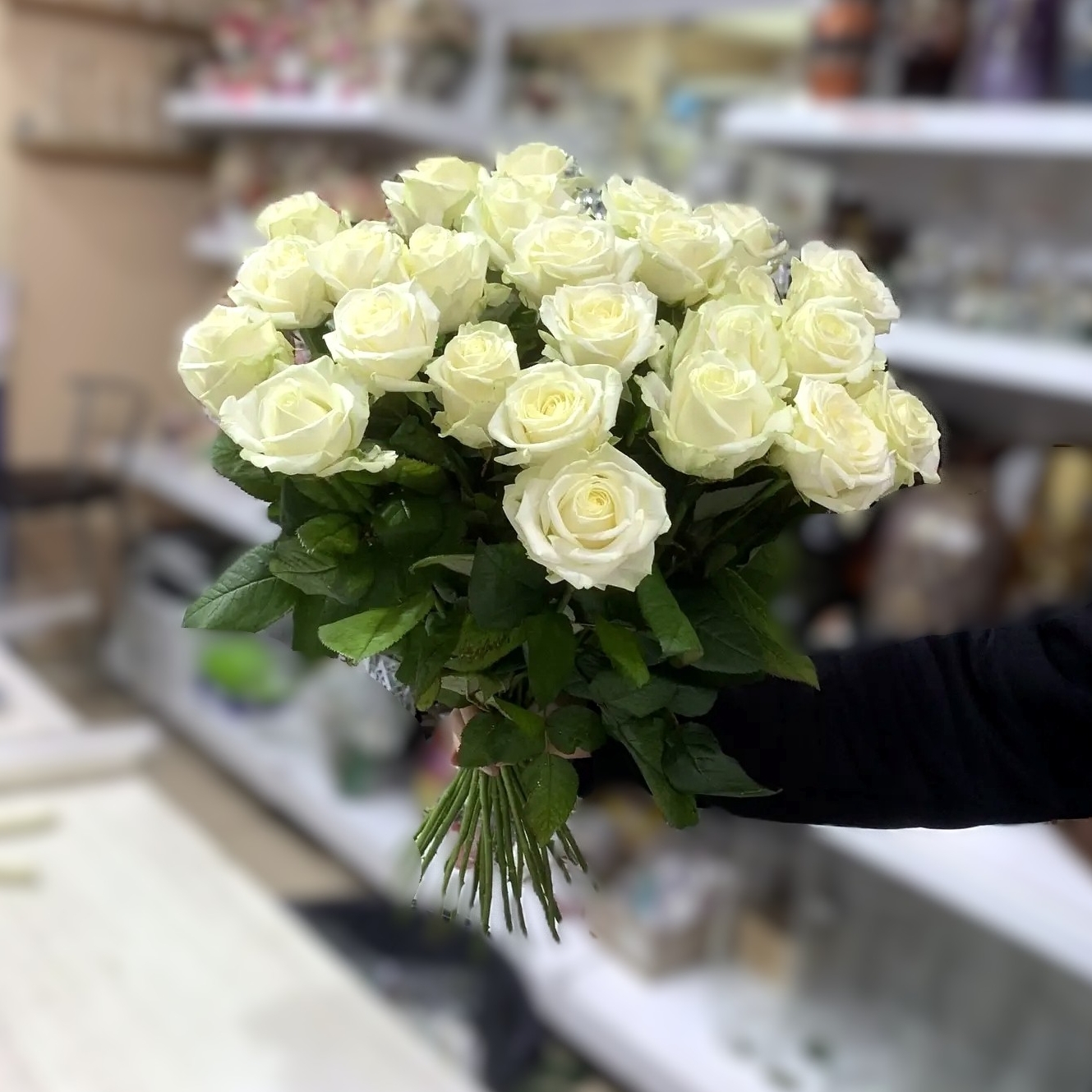 25 белых роз