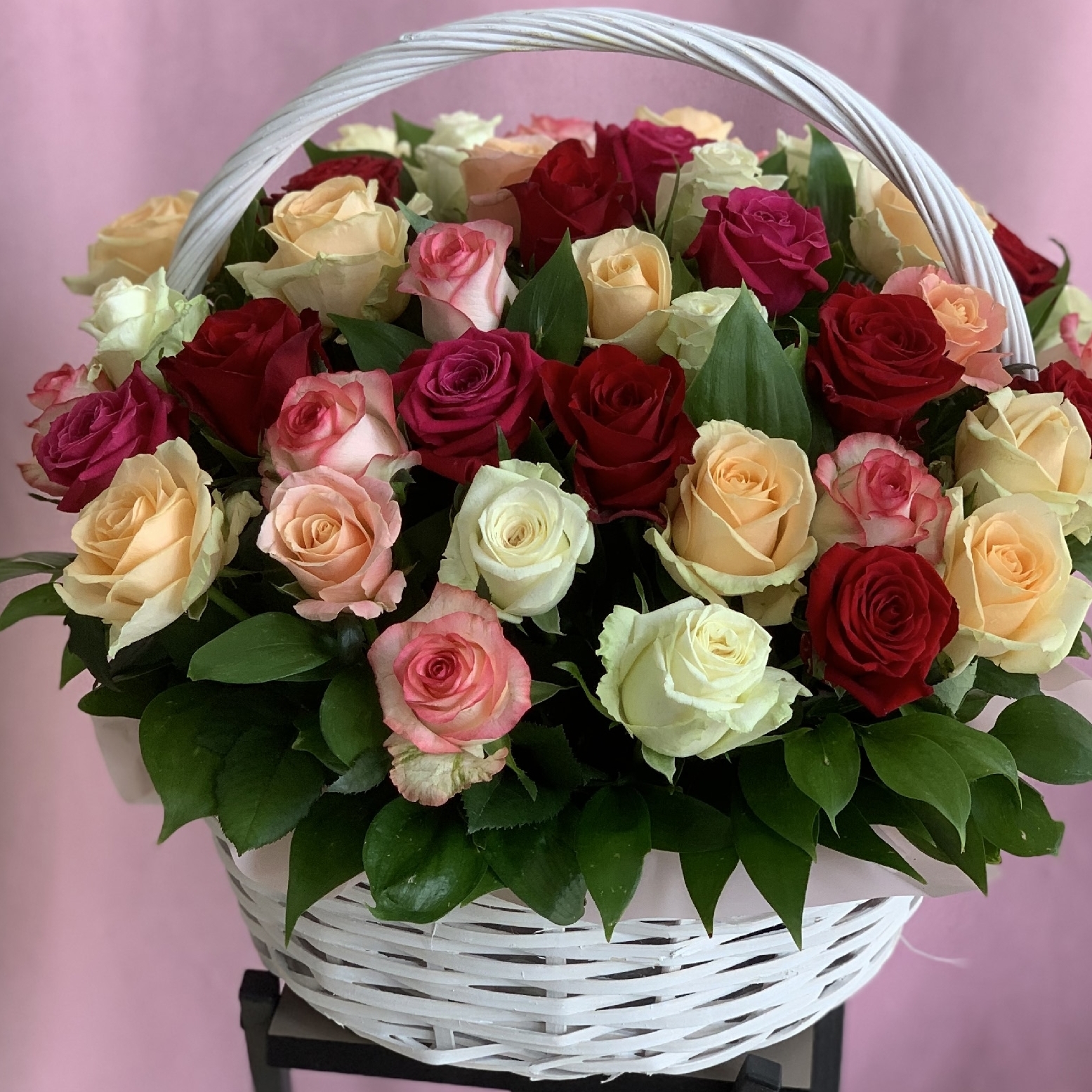 Корзина с 47 розами микс