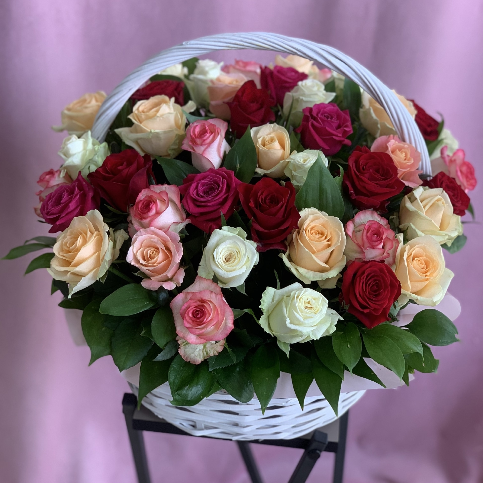 Корзина с 47 розами микс в Геленджике