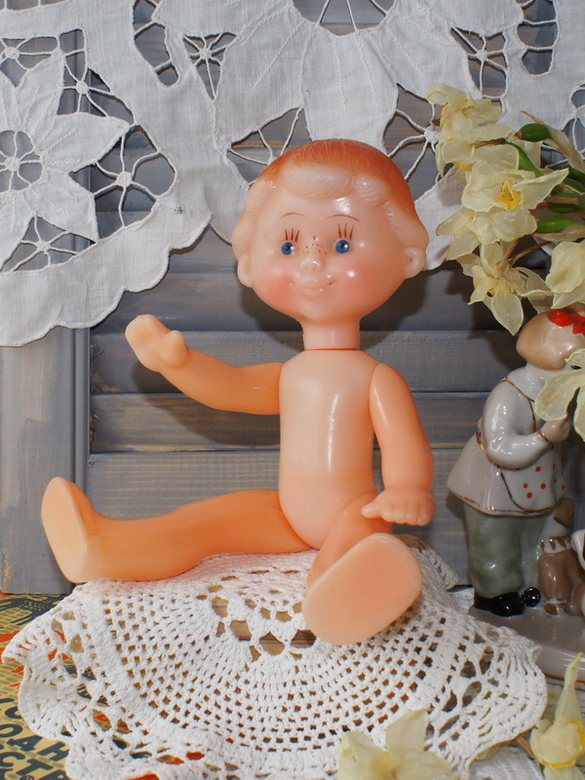 Куколка с формованными волосами, 25 см