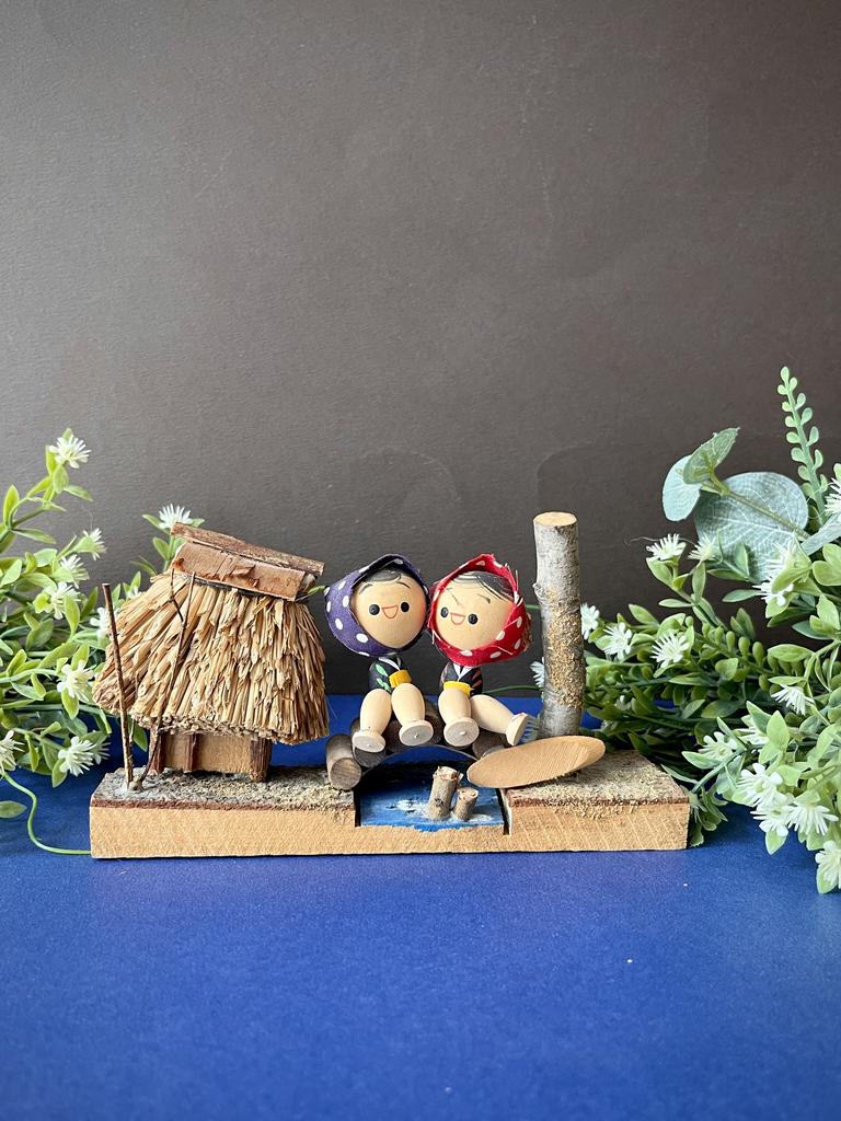 Японские деревянные куклы Kokeshi, на мостике (500958)