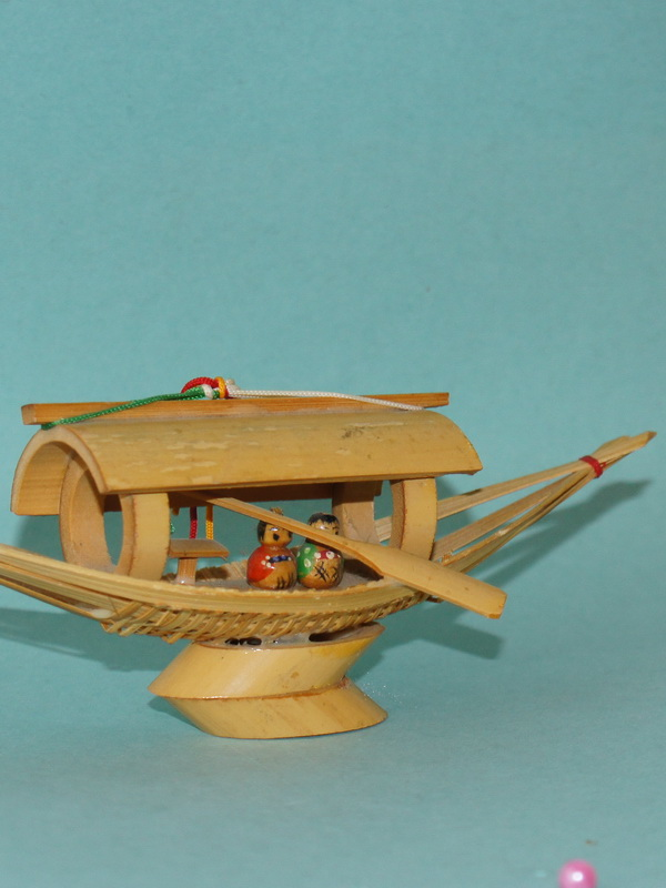 Японские деревянные куклы Kokeshi, в лодке (500953)