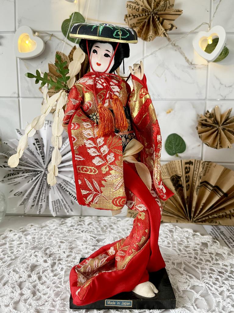 Японка в шляпе, с цветами, 26 см (500904)