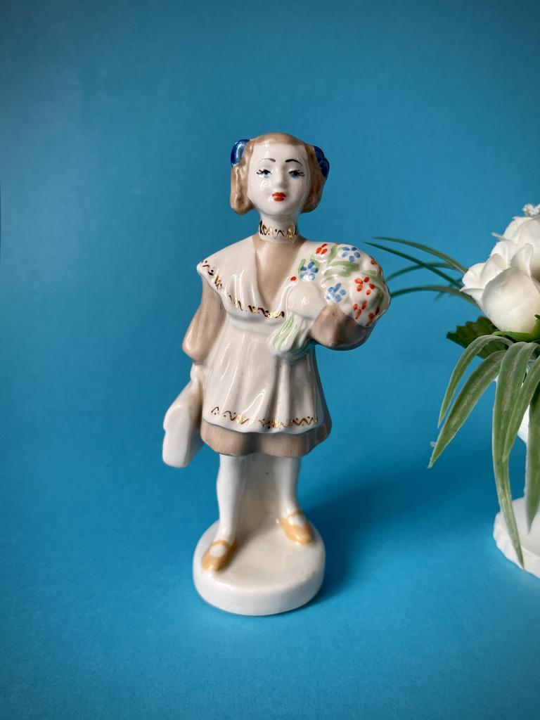 Советская фарфоровая статуэтка Первоклассница