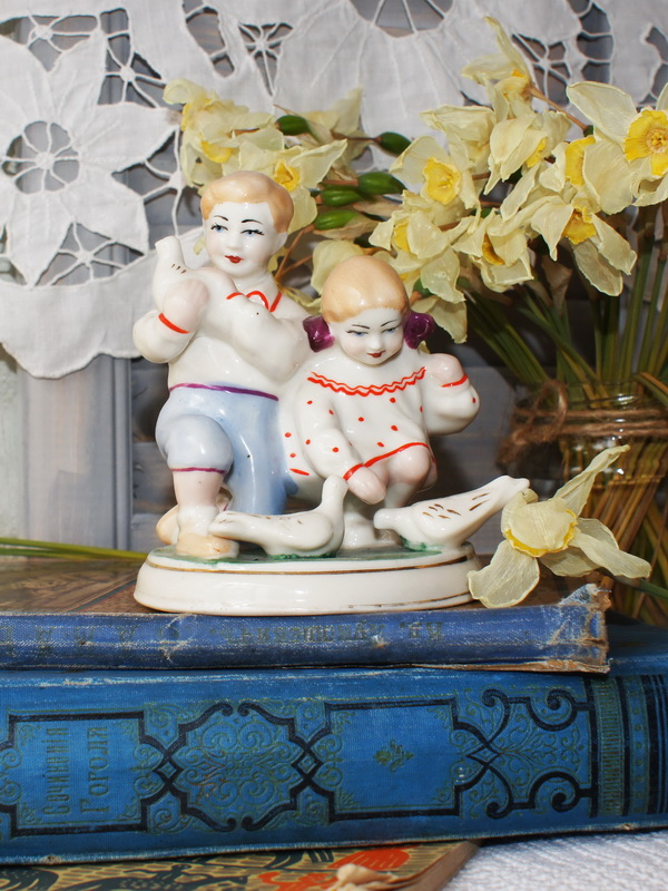 Фарфоровая статуэтка "Дети с голубями" СССР