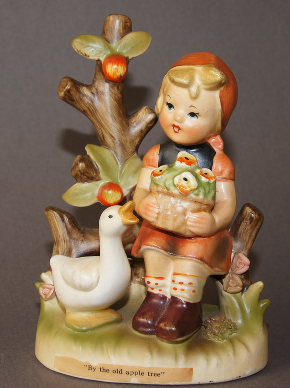 Под старой яблоней, керамическая статуэтка