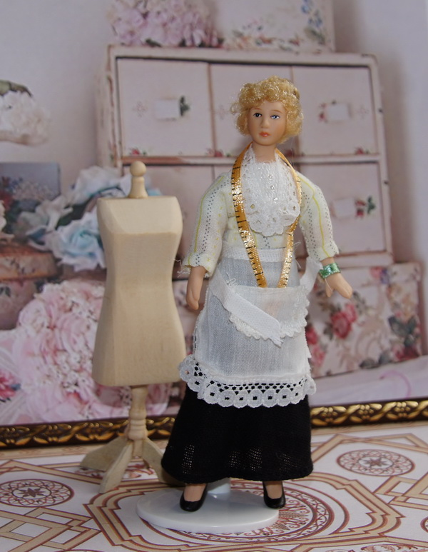 Кукла в кукольный дом, швея