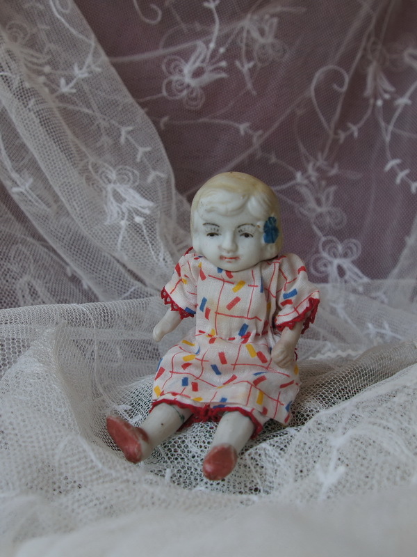 Старинная маленькая куколка с голубым бантиком