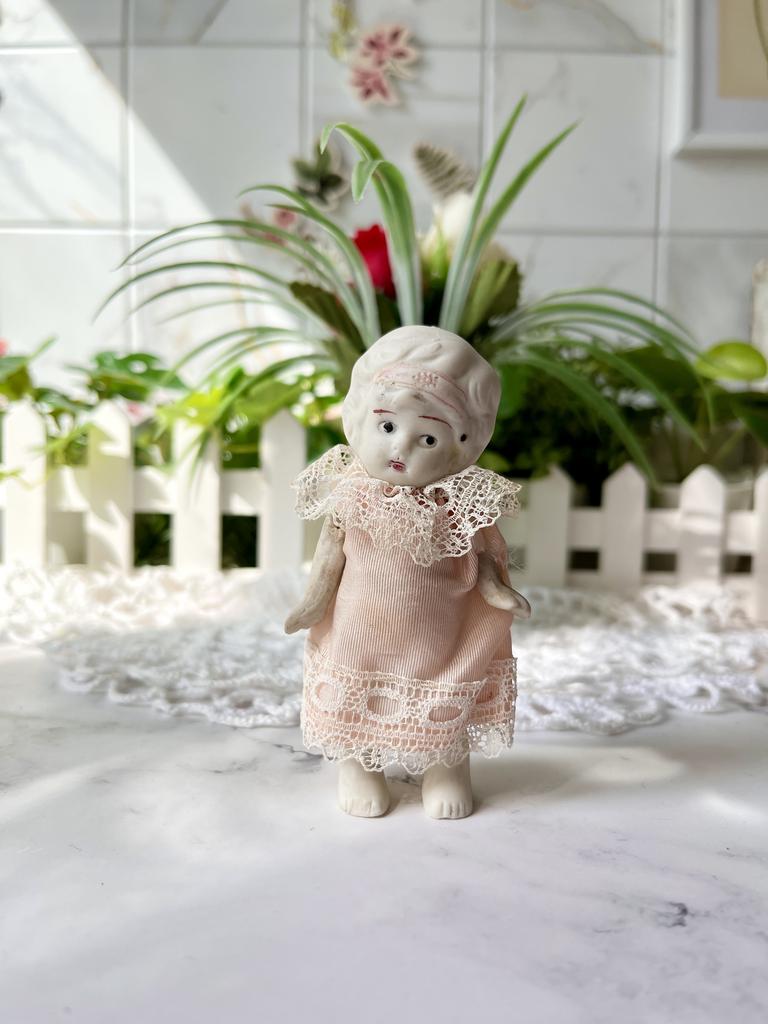 Старинная фарфоровая куколка