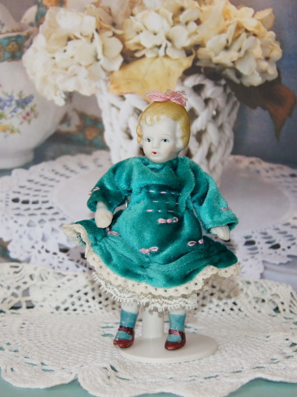 Старинная фарфоровая мини куколка, Япония, 12 см