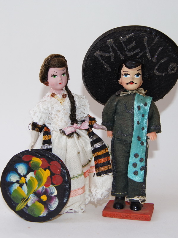 Мексиканцы с блюдом, 16 см (700835)