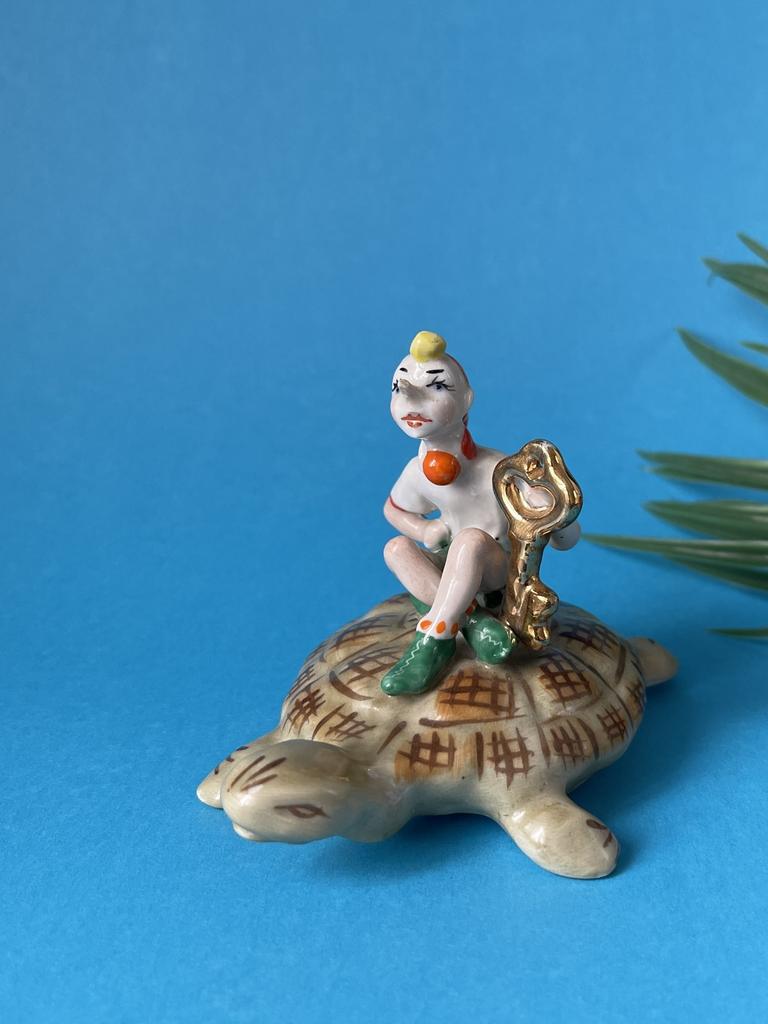 Фарфоровая советская статуэтка