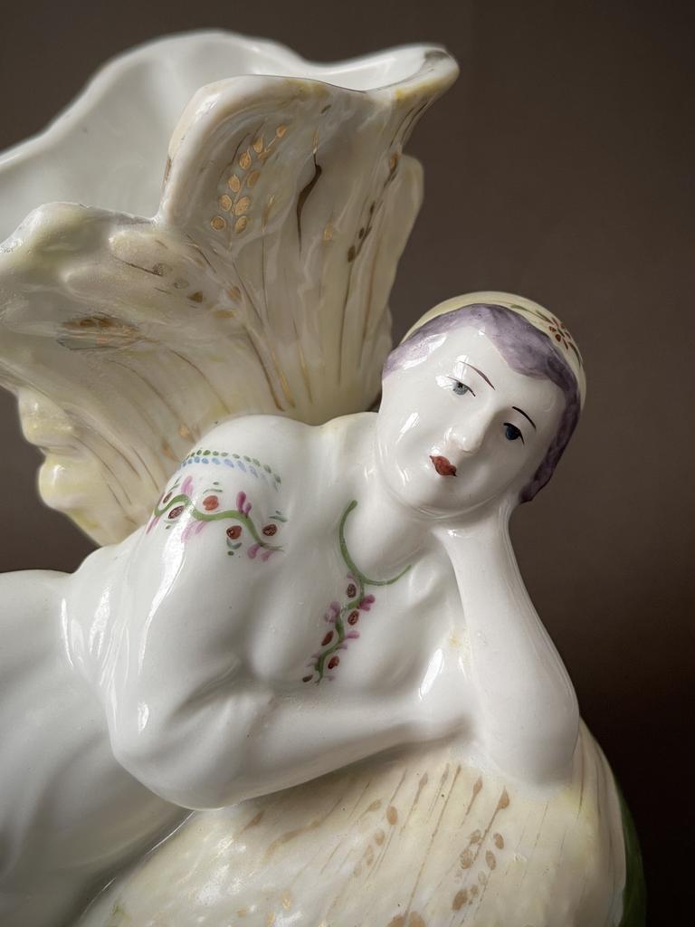 Старинная фарфоровая статуэтка «Женщина в снопах»/«Жница»