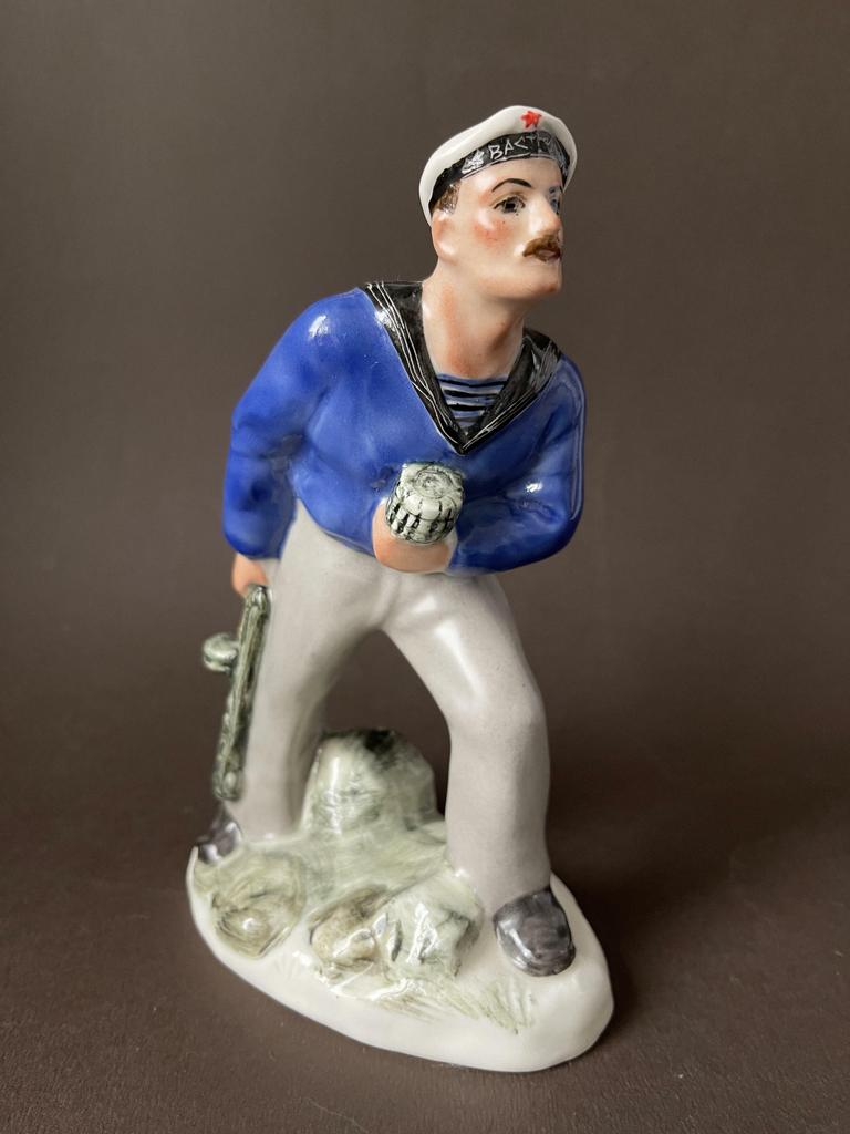 Фарфоровая статуэтка Моряк