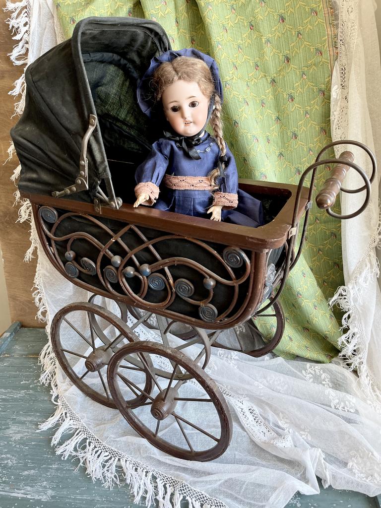 Старинная коляска, старинная кукла, мебель для кукол