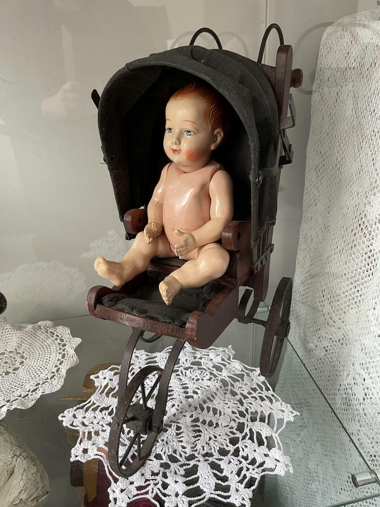 Коляска для кукол, кукольная мебель