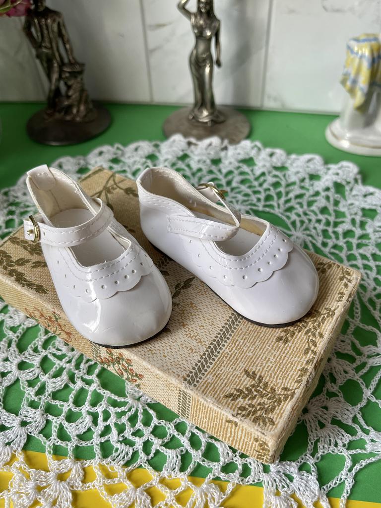 Туфли на застежке для большой куклы