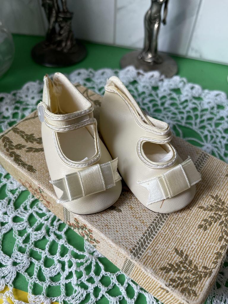Туфли на застежке для большой куклы