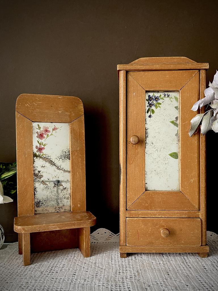 Старинная мебель; шифоньер и трюмо