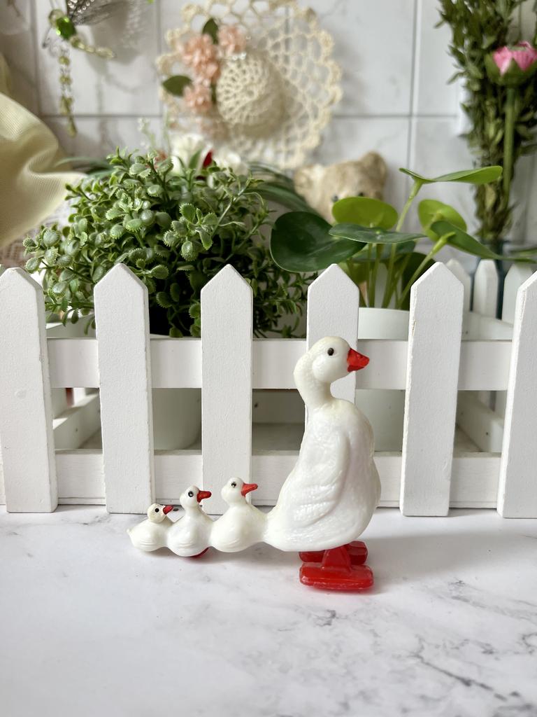 Уточка с утятами шагающая