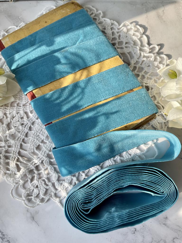 Лента голубая бархатная, Франция