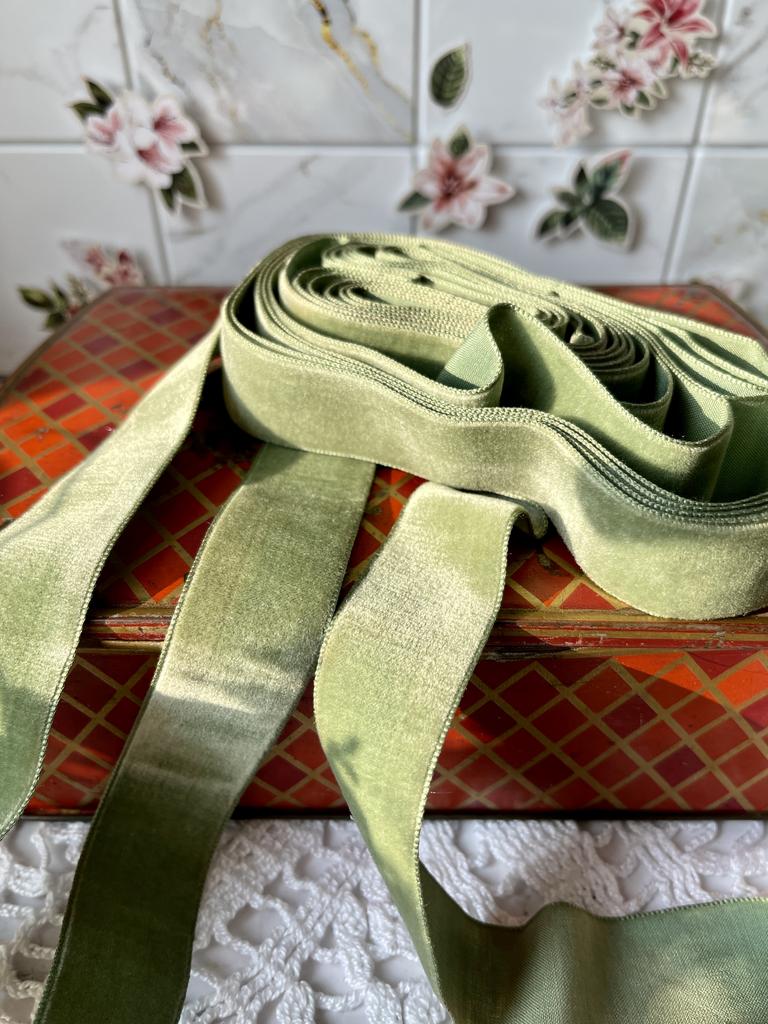 Лента зеленая бархатная, Франция