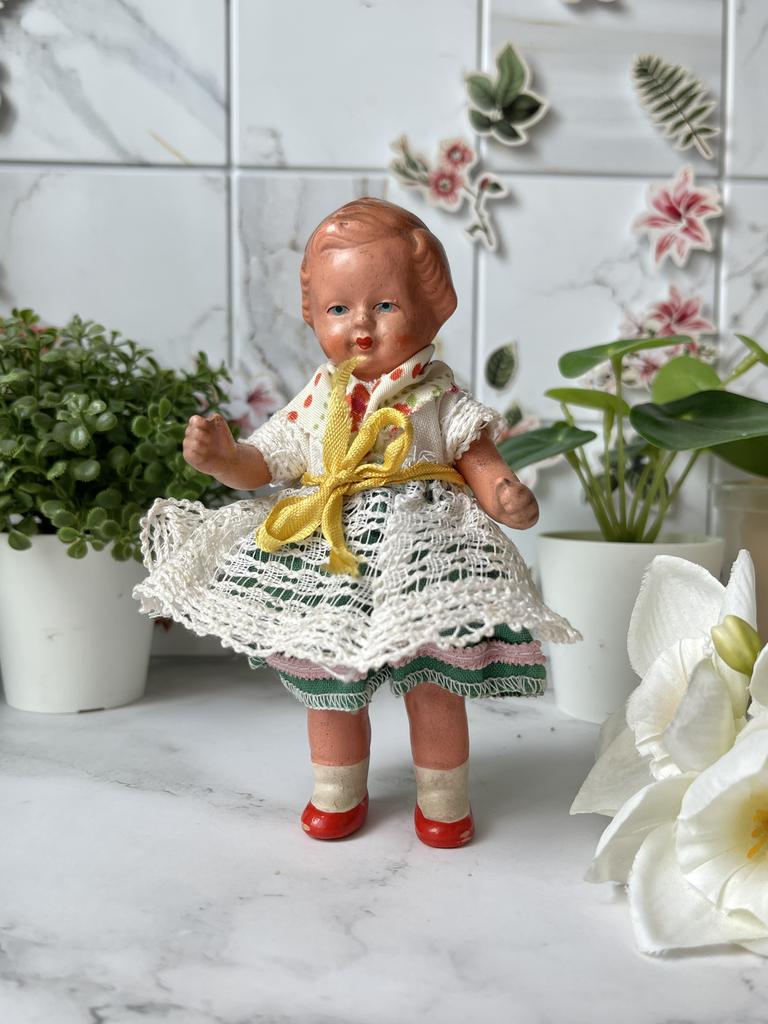 Старинная керамическая кукла