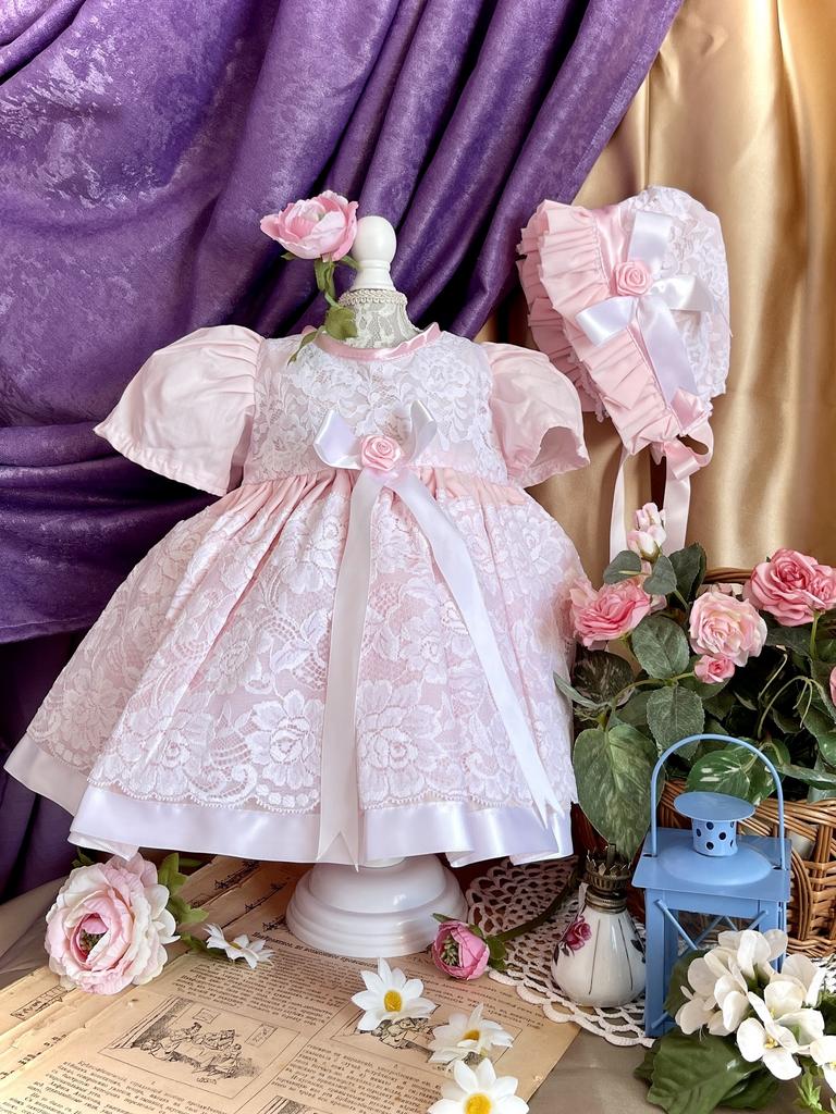 Платье и чепчик для  нежной куклы