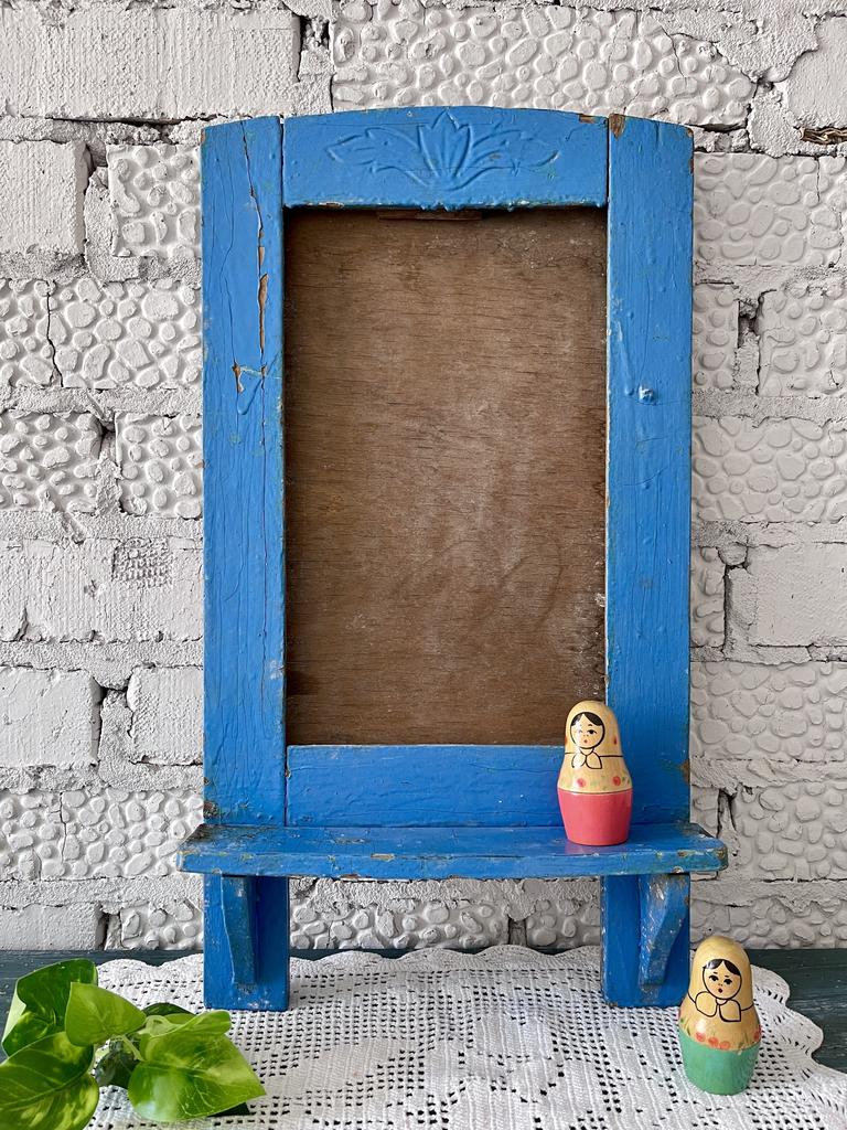 Старинная деревянная полочка