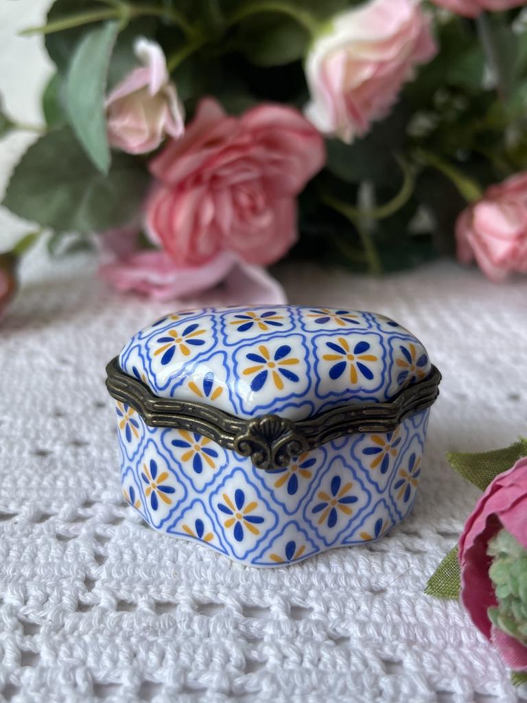 Шкатулочка фарфоровая