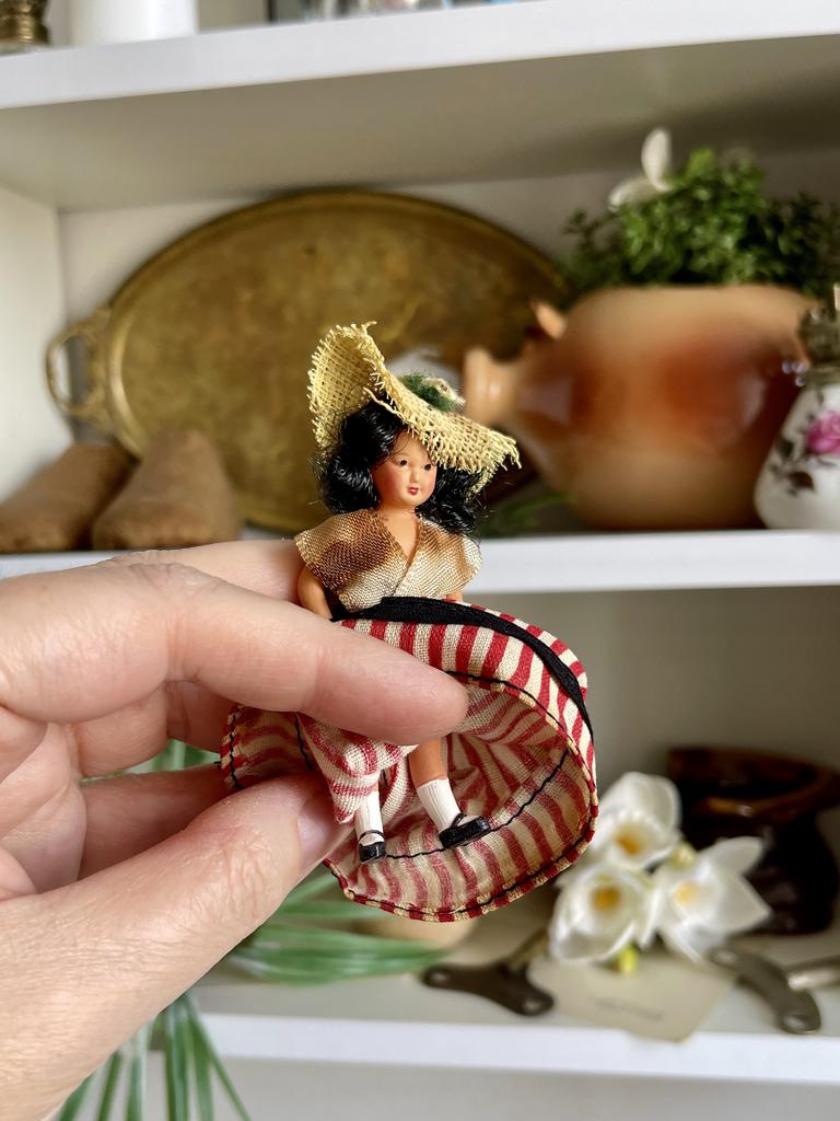 Крохотная целлулоидная кукла Франция